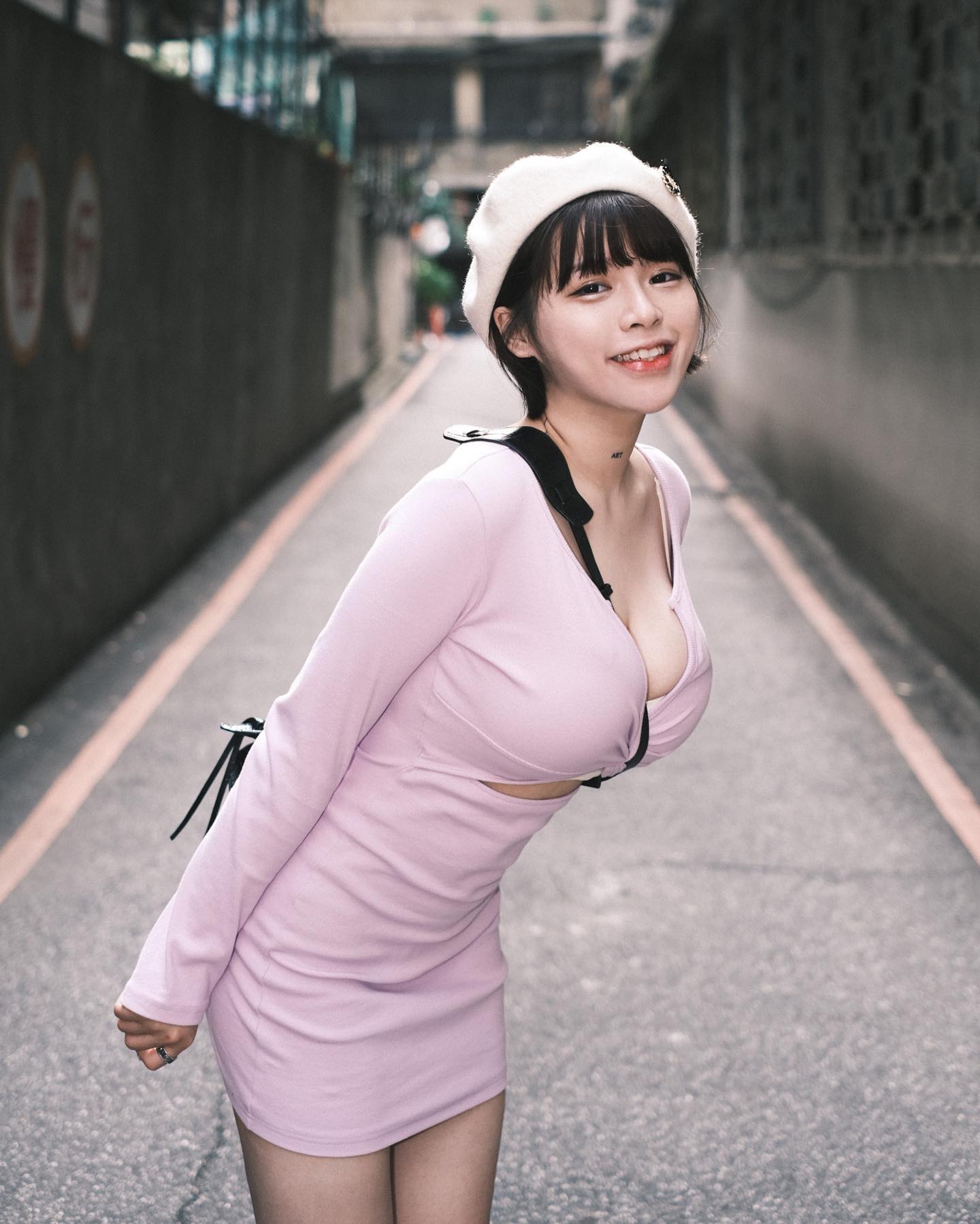 香港豪乳美女湘儿完美示範斜背乳，人生第一次想变成包包背带♡ Facebook-第3张