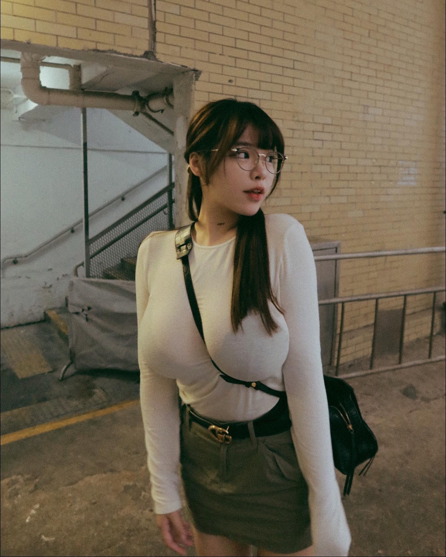香港豪乳美女湘儿完美示範斜背乳，人生第一次想变成包包背带♡ Facebook-第2张